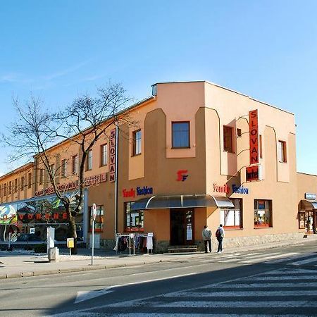 Hotel Slovan Lučenec Buitenkant foto